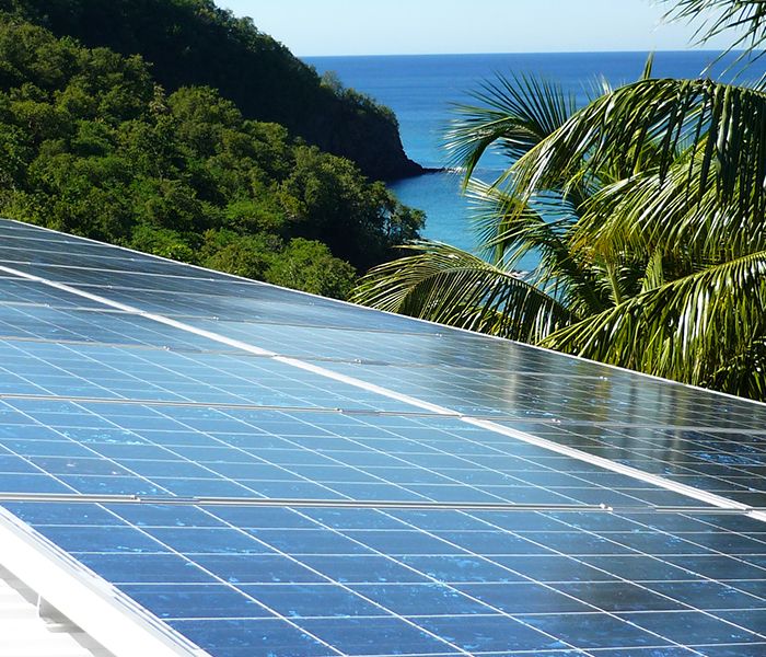 Une entreprise innovante extrait 99 % des matériaux des panneaux solaires bifaciaux