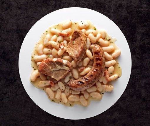 découvrez l'art de l'accompagnement parfait pour le cassoulet : des conseils, astuces et recettes pour rehausser ce plat traditionnel du sud-ouest de la france. apprenez à marier saveurs et textures pour une expérience culinaire inoubliable.