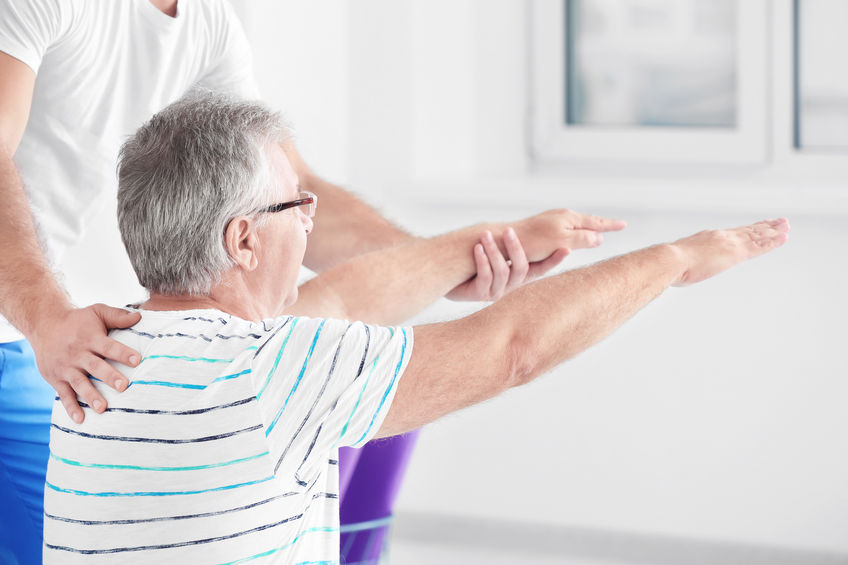 Quels types de services spécialisés trouve-t-on dans les cliniques privées ?