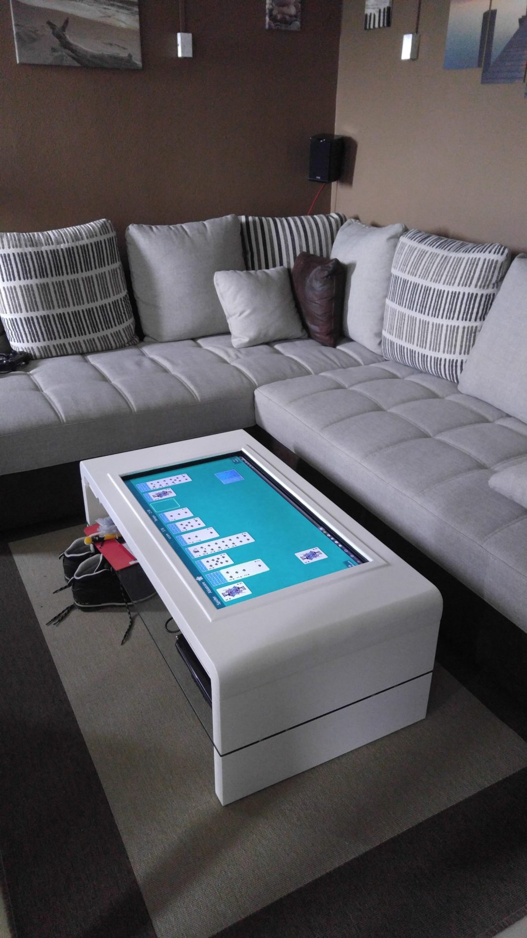Table basse tactile : Transformez votre salon avec ce gadget abordable