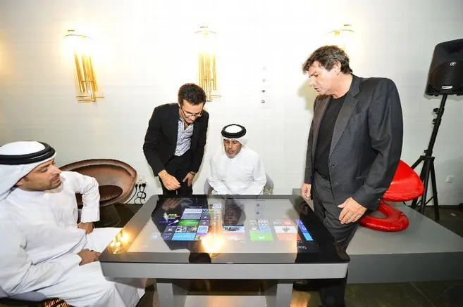 découvrez notre table basse tactile, alliant élégance et innovation. profitez d'un design moderne avec un écran tactile intégré pour contrôler vos appareils et vos divertissements d'une simple pression. transformez votre salon en un espace interactif et stylé.
