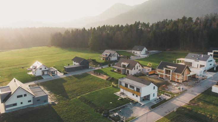 Taxe foncière pour un terrain non constructible : que dit la loi ?