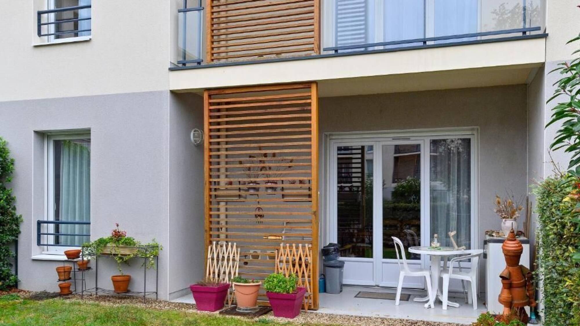 découvrez notre charmante cabane dans les arbres à montluçon, un refuge unique pour les amoureux de la nature. vivez une expérience inoubliable en plein cœur de la forêt, où détente et aventure se rejoignent. parfait pour une escapade en famille ou un séjour romantique.