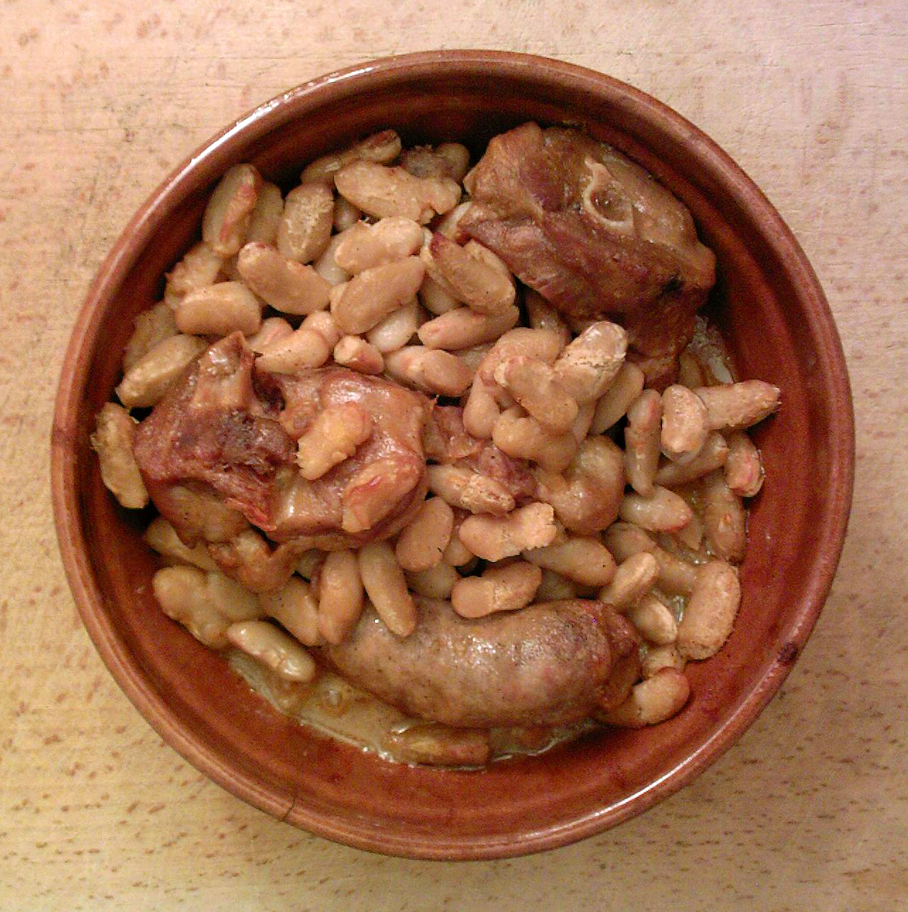 découvrez notre cassoulet gastronomique, une délicieuse spécialité française qui allie harmonieusement des viandes savoureuses, des haricots fondants et des épices raffinées. savourez cette tradition culinaire dans une recette authentique qui ravira vos papilles.
