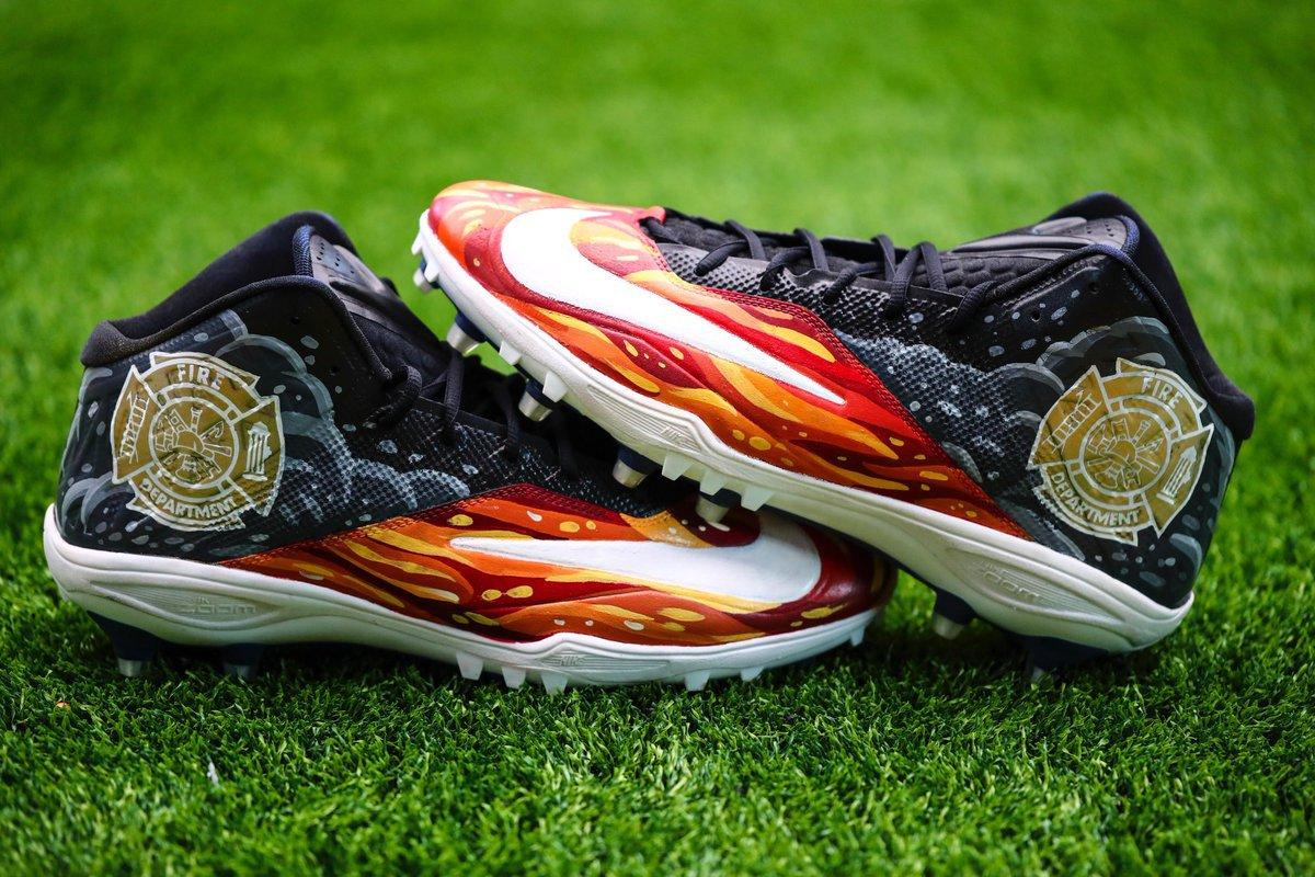 découvrez nos crampons de football personnalisés pour allier performance et style sur le terrain. créez vos propres designs et démarquez-vous lors de chaque match.