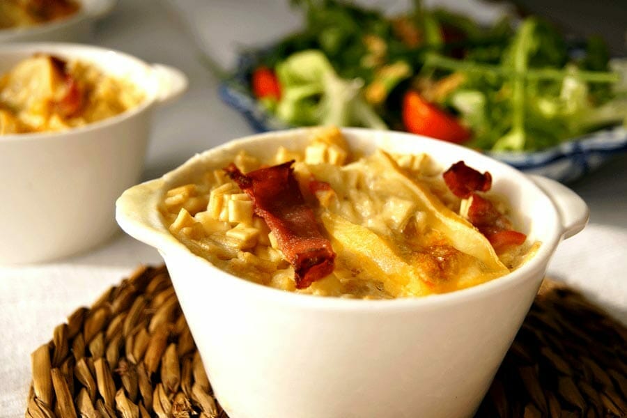 découvrez la croziflette, un plat savoureux et réconfortant à base de crozets, de fromage fondant et de crème, idéal pour vos repas d'hiver. savourez cette spécialité savoyarde pleine de caractère et sublimez vos soirées en famille ou entre amis.
