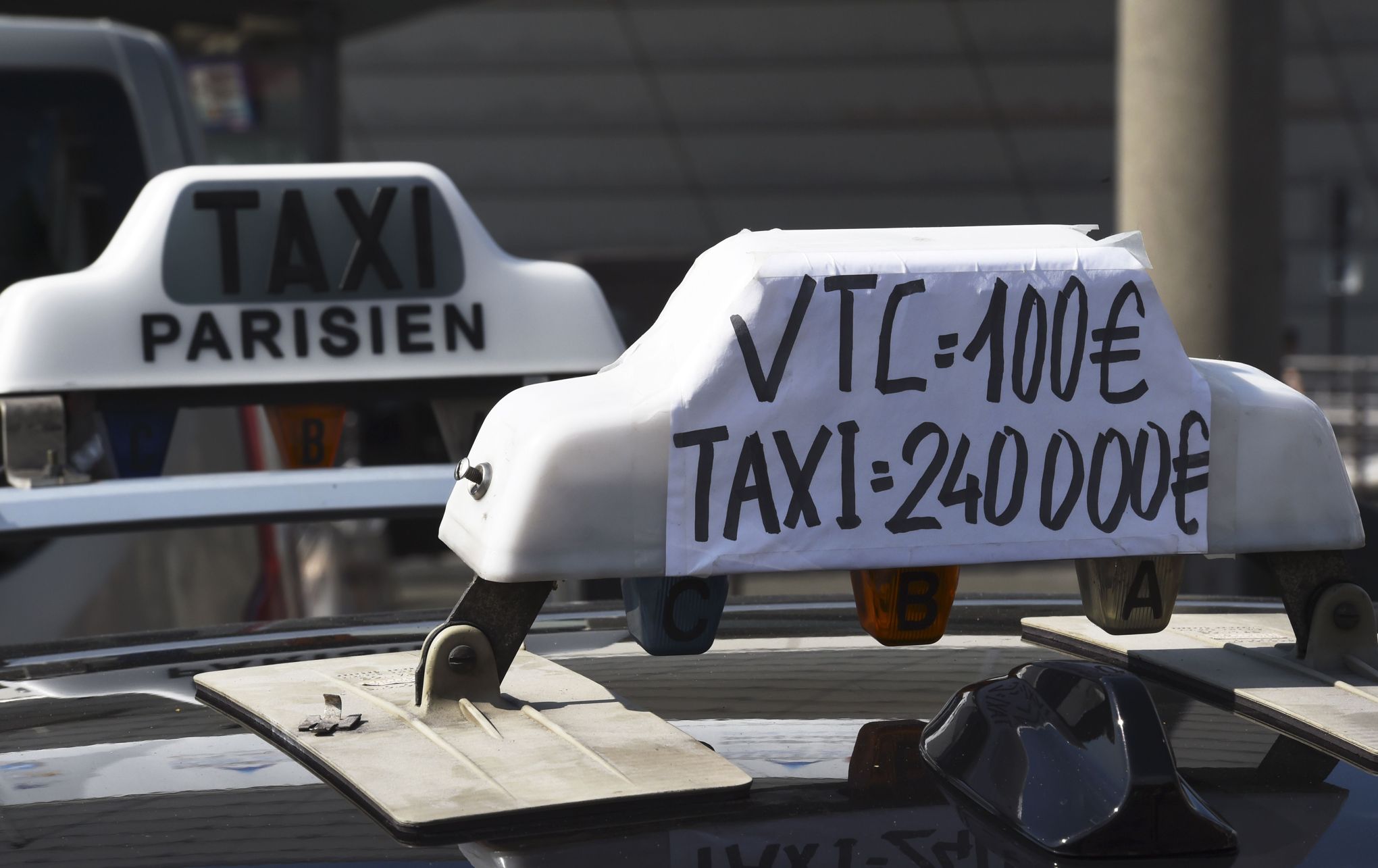 découvrez comment heetch, la plateforme de vtc française, se positionne face à uber en ajoutant une touche d'humour et de rivalité à l'actualité du marché du transport. une analyse percutante des strategies concurrentielles entre ces deux géants.