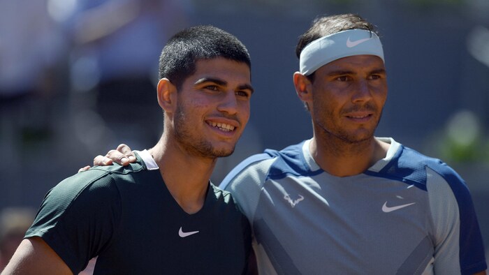 découvrez les réflexions de rafael nadal sur le jeune prodige carlos alcaraz, ses talents exceptionnels et l'avenir du tennis. une analyse approfondie du respect et de la rivalité entre ces deux générations de champions.
