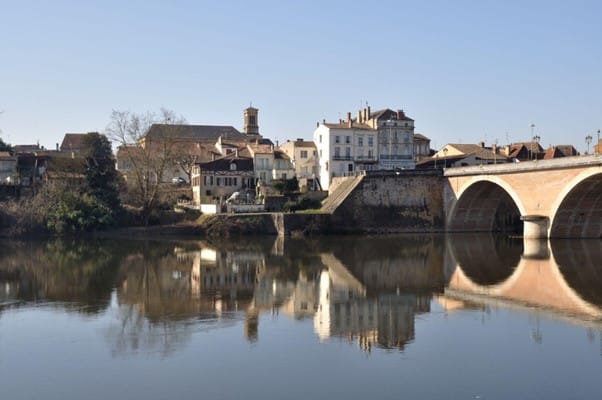 découvrez les visites abritées à bergerac, une expérience unique qui vous permettra d'explorer la beauté de cette ville historique tout en étant protégé des intempéries. profitez d'un parcours culturel riche en découvertes et en histoires fascinantes.