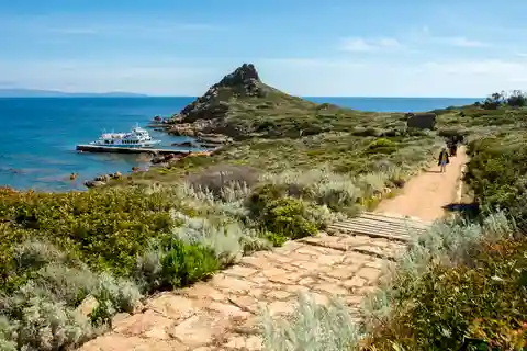 découvrez les meilleures activités à faire à ajaccio sous la pluie. que ce soit des musées captivants, des cafés chaleureux ou des visites guidées, ne laissez pas la météo gâcher votre séjour et profitez de la richesse culturelle et historique de la ville.