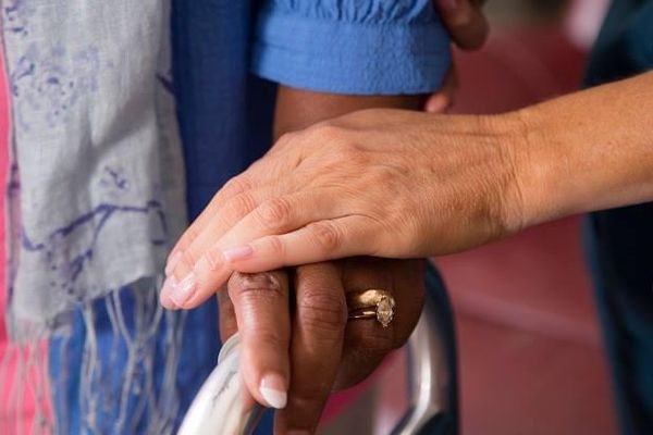 découvrez les différentes aides financières et services disponibles pour soutenir les familles ayant des membres âgés. informez-vous sur les allocations, les soins à domicile et les dispositifs d'accompagnement pour améliorer la qualité de vie des seniors et faciliter le quotidien des aidants.