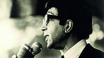 découvrez le séduisant univers du chanteur charme, une voix envoûtante qui captive les cœurs et éveille les émotions. plongez dans son répertoire mélodieux et laissez-vous transporter par des ballades romantiques et des performances charismatiques.