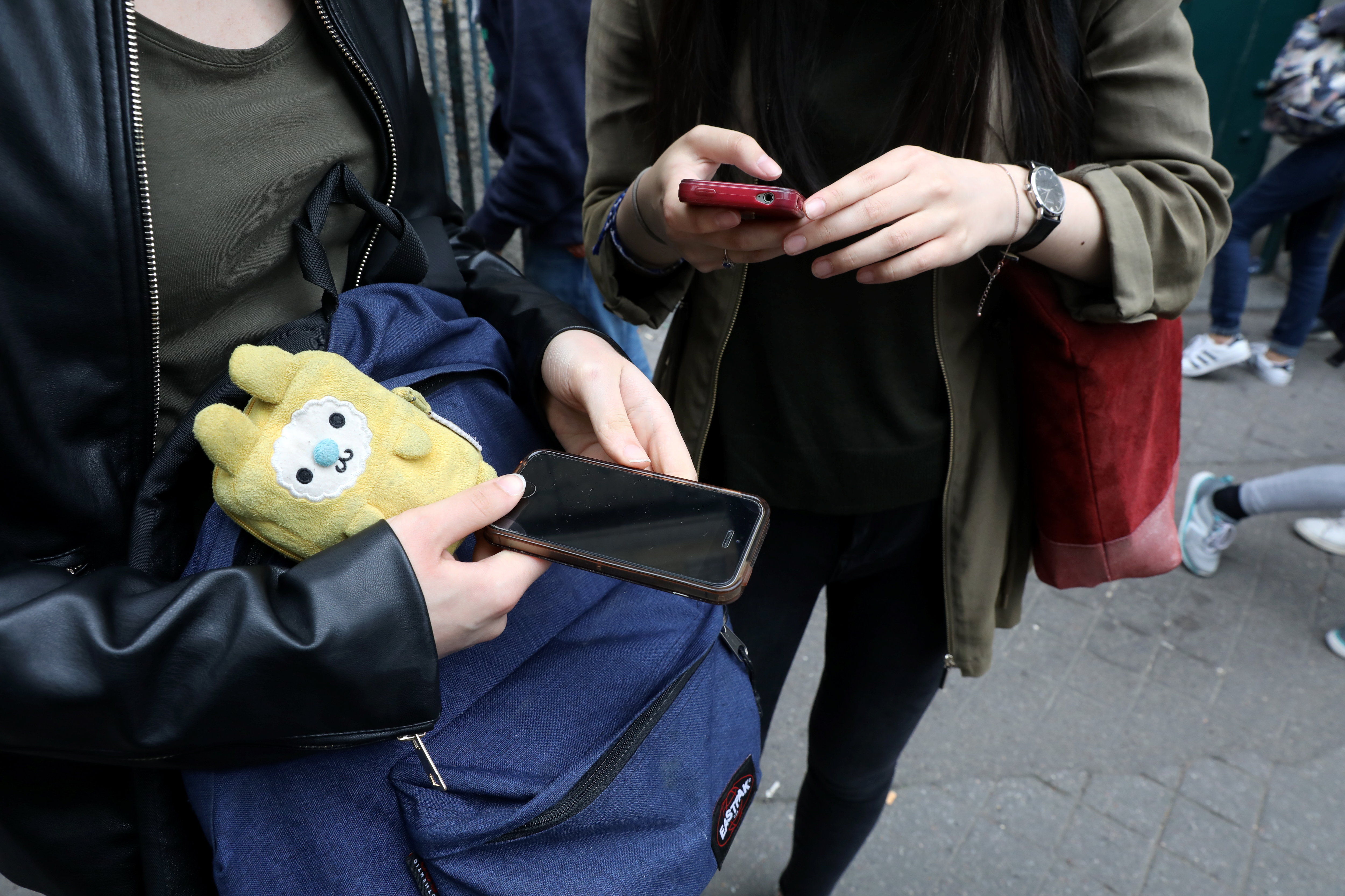 découvrez les implications de l'interdiction des smartphones dans les collèges en 2025. analyse des enjeux éducatifs, des réactions des parents et des élèves, ainsi que des alternatives proposées pour améliorer l'apprentissage sans dépendance numérique.