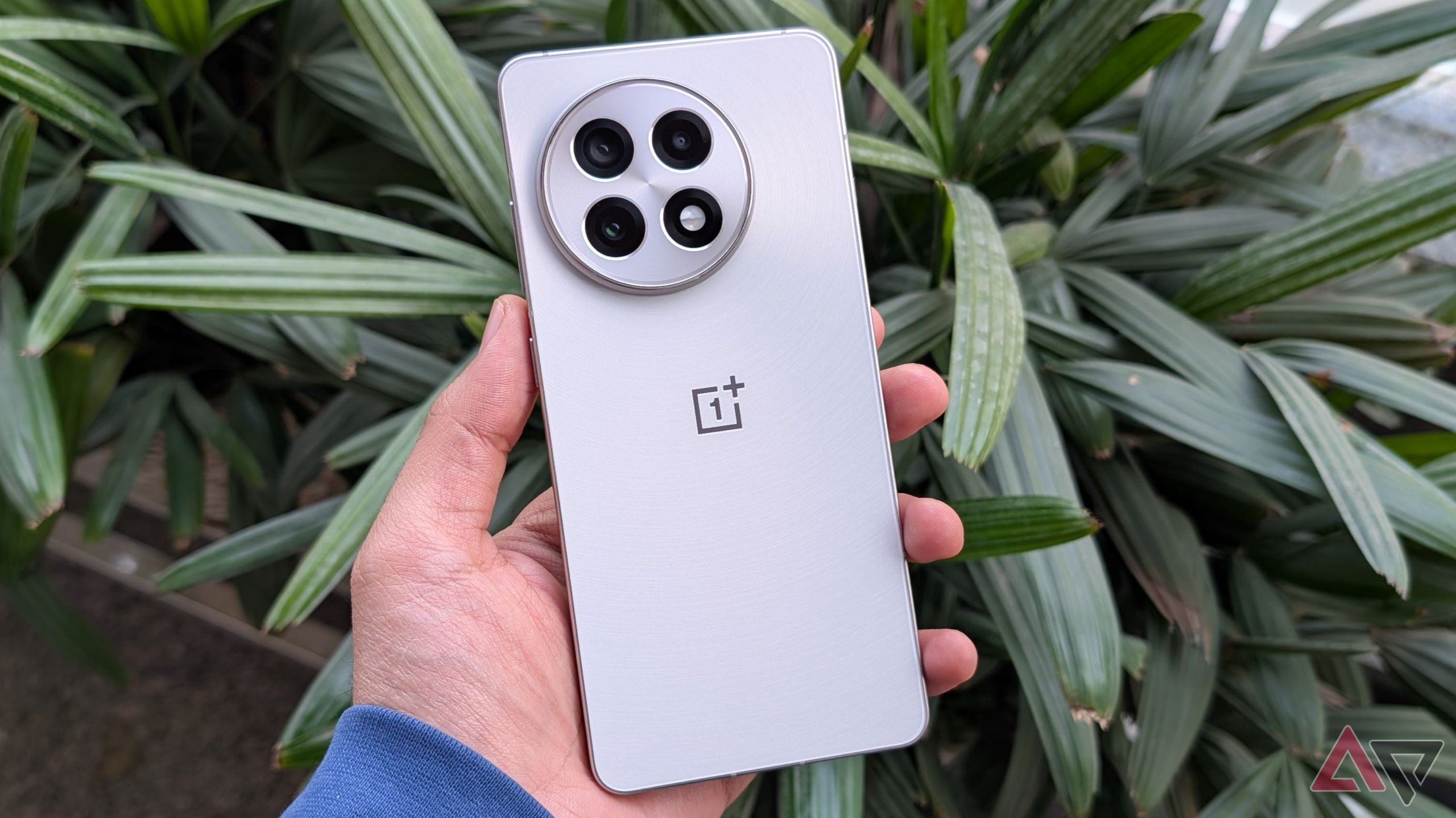 découvrez le oneplus 13t, un smartphone alliant légèreté et durabilité. avec son design élégant et ses performances exceptionnelles, il est conçu pour résister aux aléas du quotidien tout en offrant une expérience utilisateur fluide et enrichissante.