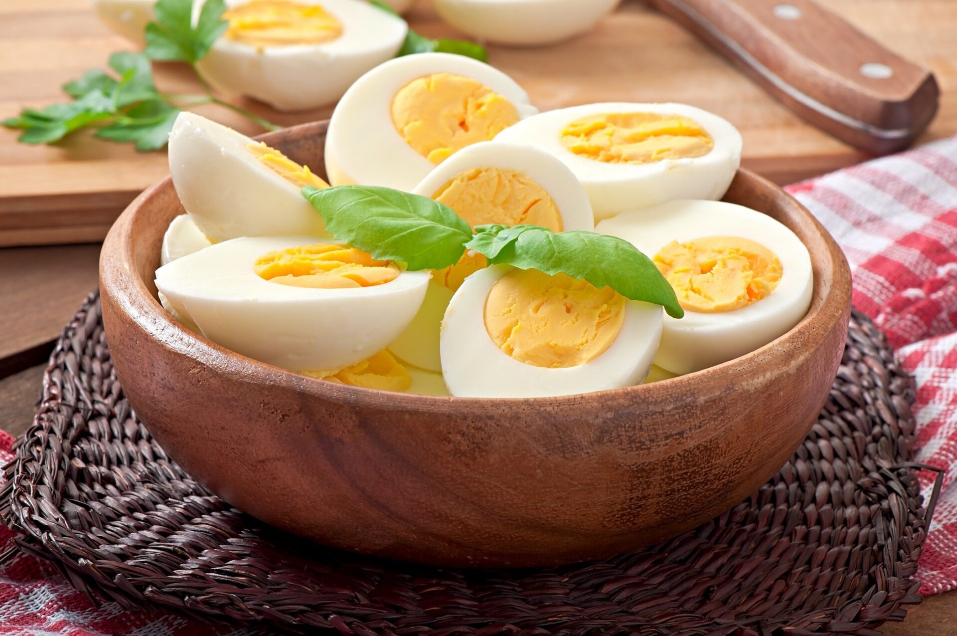 découvrez le nombre de calories dans un œuf dur et comment cet aliment peut s'intégrer efficacement dans votre diète. des conseils nutritionnels pour vous aider à atteindre vos objectifs de santé.