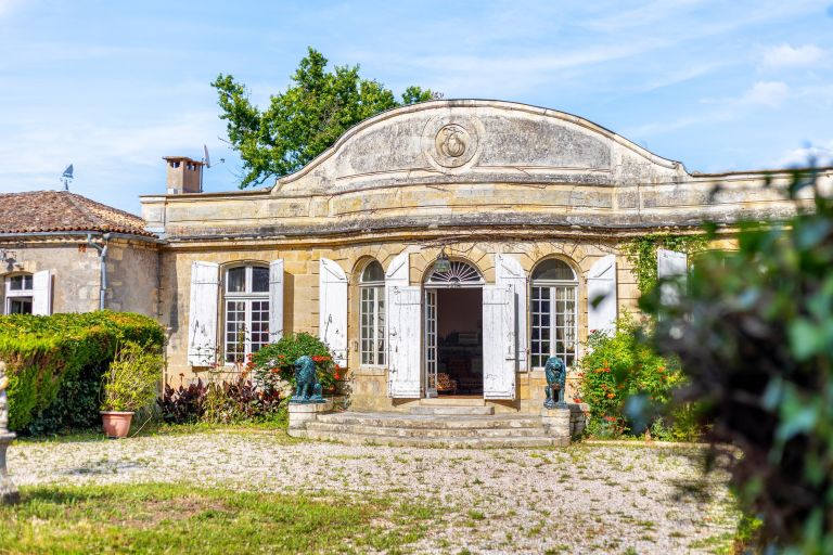 découvrez notre sélection de châteaux à vendre près de bordeaux. offrez-vous une propriété d'exception au cœur des vignobles, alliant charme et histoire. investissez dans un patrimoine unique et profitez de la douceur de vivre de la région bordelaise.