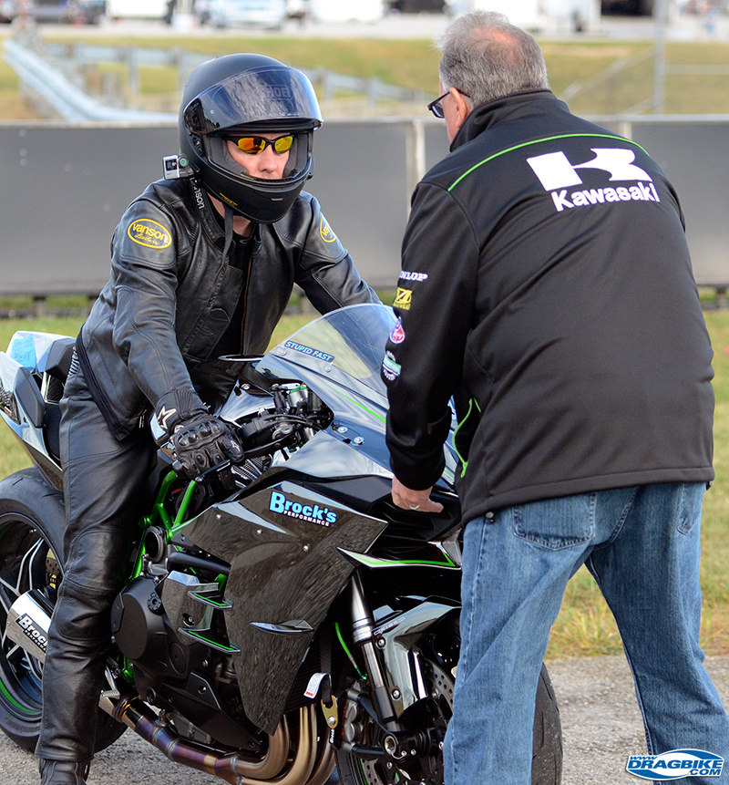 découvrez la kawasaki h2 ninja, une icône de la performance motocycliste. avec son design aérodynamique, son moteur supercharged et sa technologie avancée, elle offre une expérience de conduite inégalée sur route et circuit. plongez dans l'univers de la vitesse et de l'adrénaline avec cette machine d'exception.