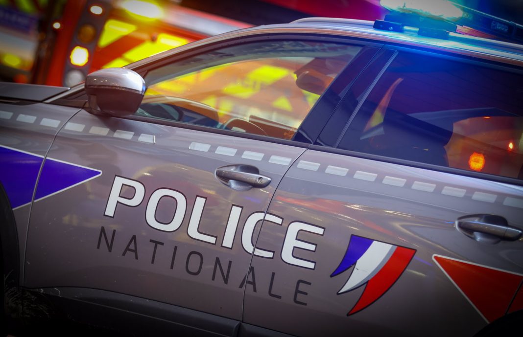 Une jeune femme profère des insultes aux policiers après que son partenaire a été surpris en train de conduire sans permis et sans assurance