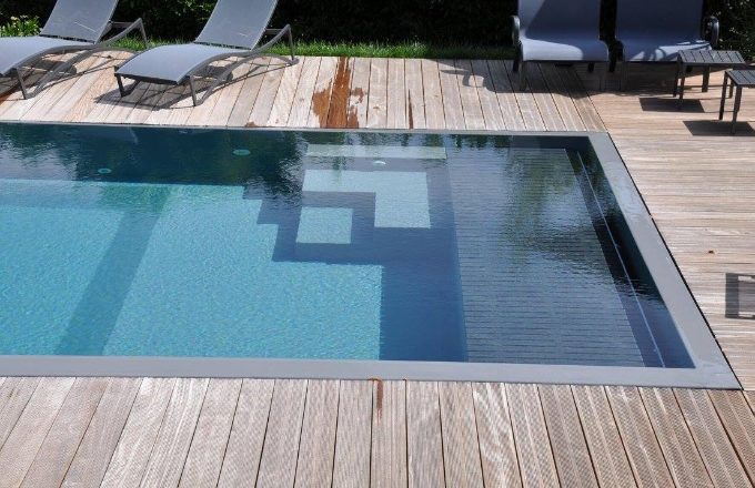 découvrez tout sur la piscine à plage immergée : un bassin design avec entrée en pente douce pour une ambiance naturelle, idéale pour petits et grands. conseils, avantages et inspirations pour votre aménagement.