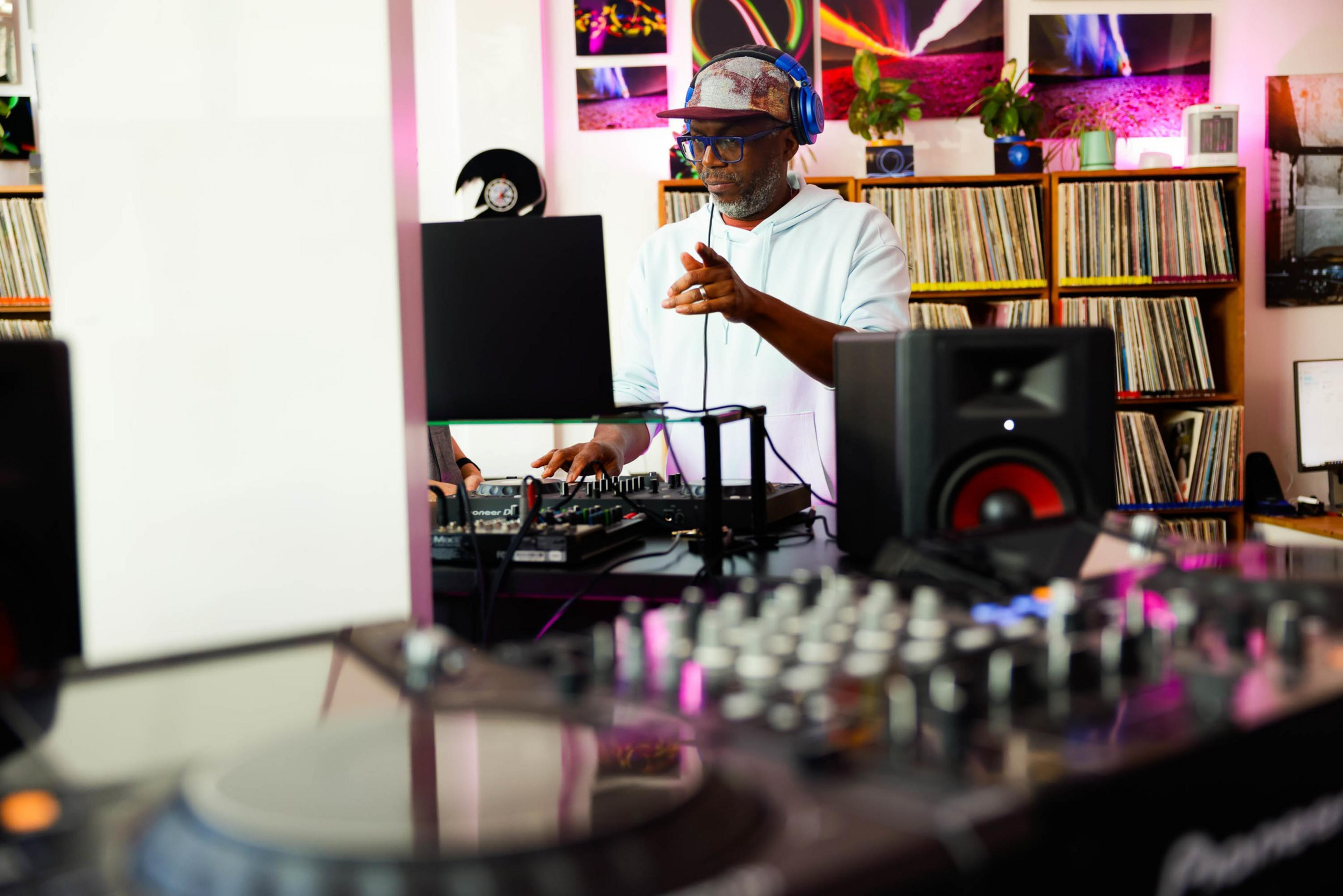 découvrez la mission du dj : animer vos événements, mixer des morceaux, créer l’ambiance parfaite sur la piste de danse et offrir une expérience musicale inoubliable !