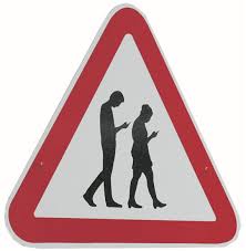 découvrez comment l'utilisation du smartphone transforme les piétons en 'zombies', mettant leur sécurité routière en danger. conseils et solutions pour prévenir les accidents.