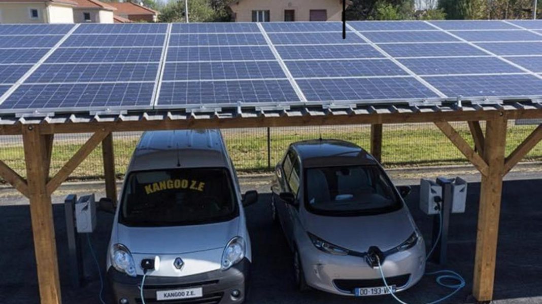 Quel est le nombre idéal de panneaux solaires nécessaires pour recharger une voiture électrique ?