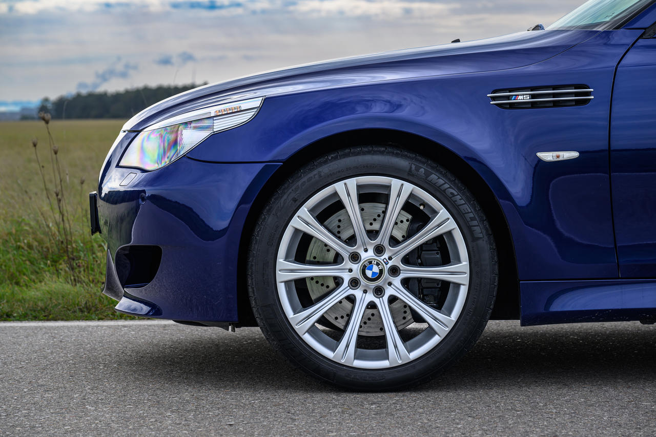découvrez la bmw m5 e60 v10, une version ultime et rare alliant performance exceptionnelle et design emblématique, idéale pour les passionnés d'automobiles exclusives.