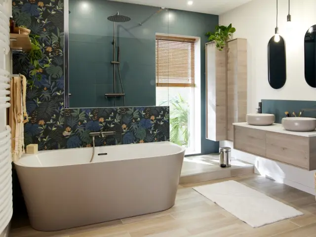 découvrez comment aménager une salle de bains de 6m² en intégrant à la fois une douche et une baignoire pour optimiser l'espace et le confort.