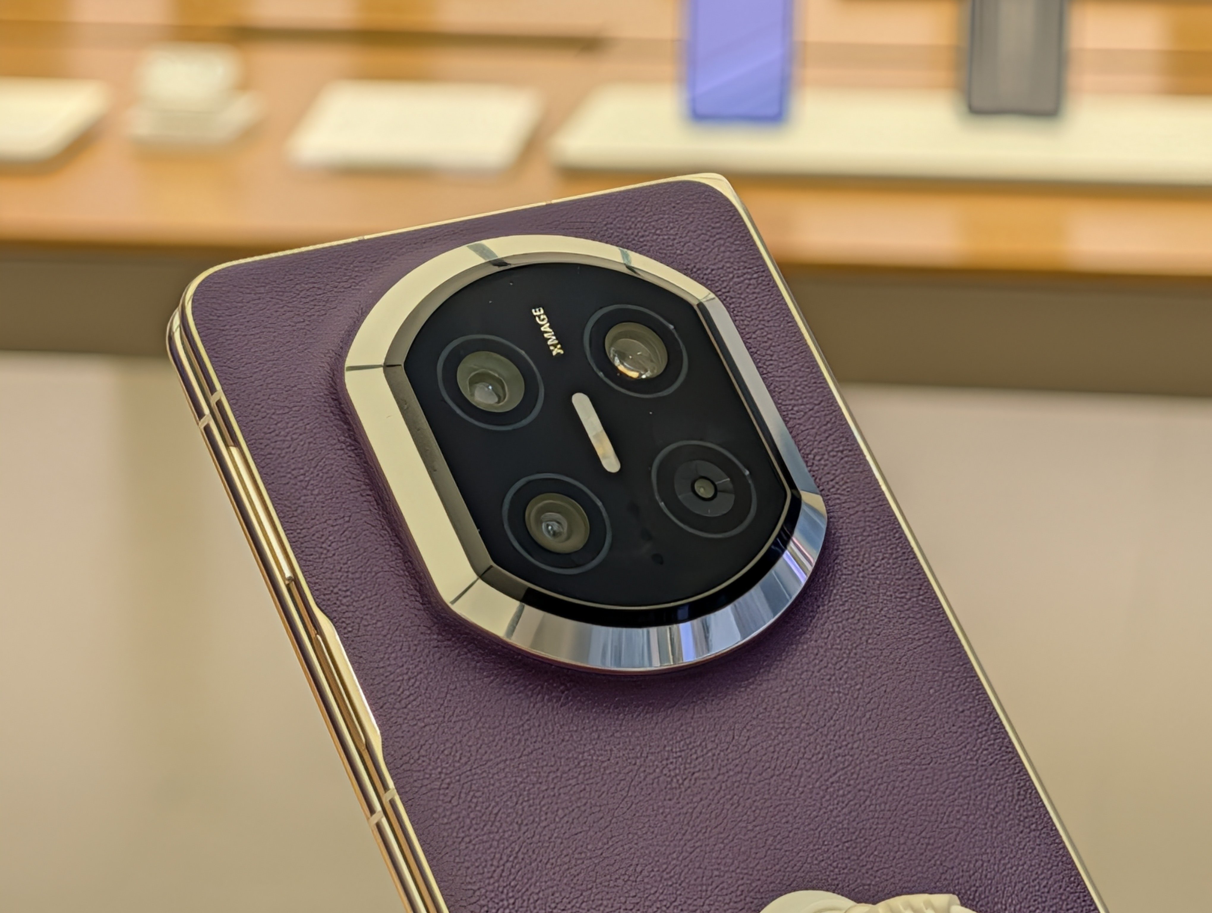 découvrez le huawei mate x7, un smartphone pliant innovant avec le meilleur module photo, offrant une expérience unique sans connectivité 5g.