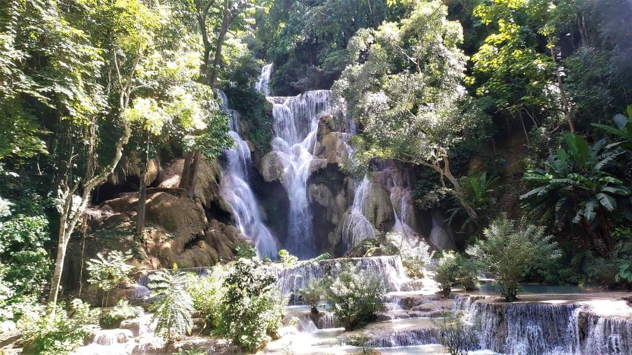 découvrez luang prabang, une ville captivante au laos, réputée pour ses temples dorés splendides et les magnifiques chutes d'eau de kuang si, un site naturel incontournable.