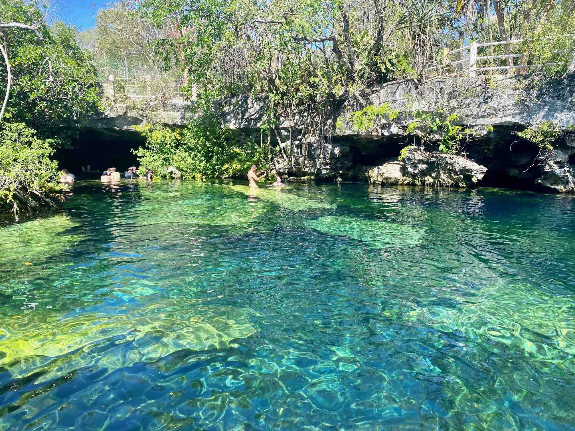 découvrez playa del carmen à tulum : explorez des cénotes cristallins, détendez-vous sur des plages paradisiaques et explorez les anciens temples mayas pour une aventure inoubliable au cœur du mexique.