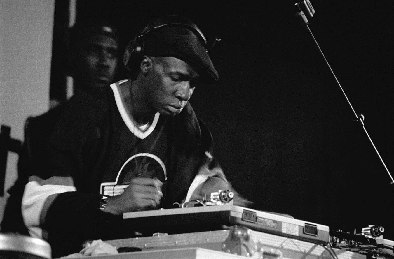 découvrez la définition du sample et son utilisation dans le hip-hop, une technique essentielle qui consiste à réutiliser des extraits sonores pour créer de nouveaux morceaux.