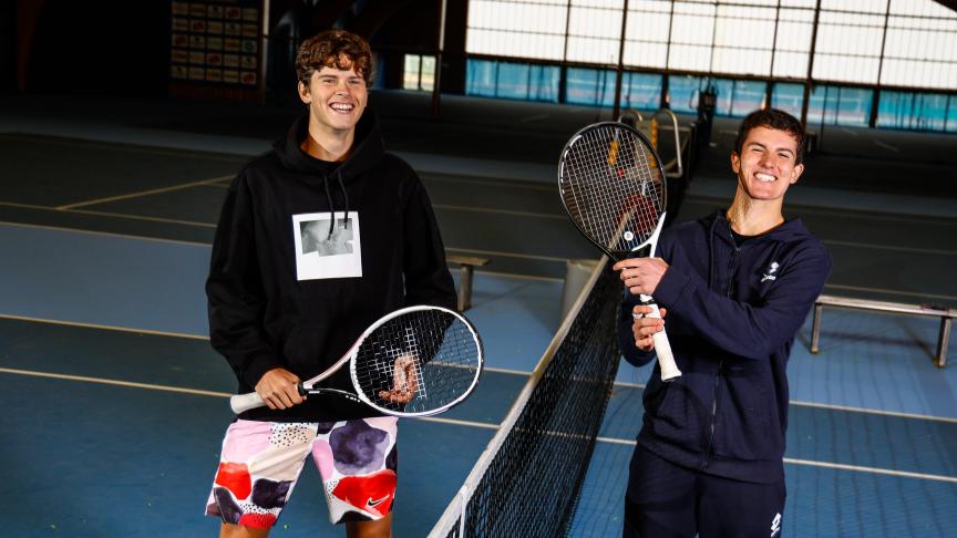 découvrez comment alexander blockx brille cet été sous les projecteurs, partageant la scène avec les légendes du tennis rafael nadal et roger federer.