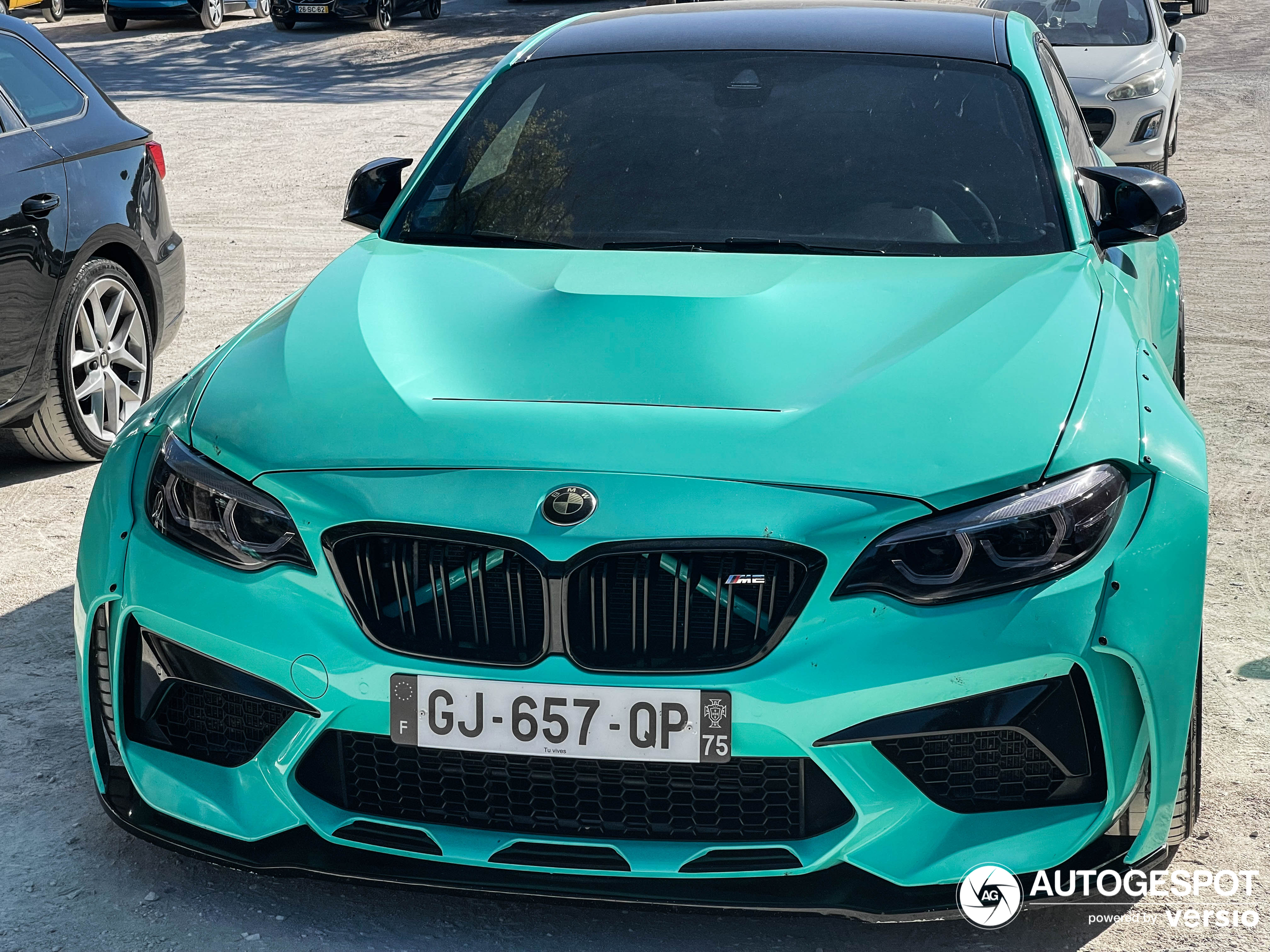 découvrez la bmw bleu turquoise, une teinte vibrante qui fait sensation sur les réseaux sociaux et séduit les passionnés d'automobile.