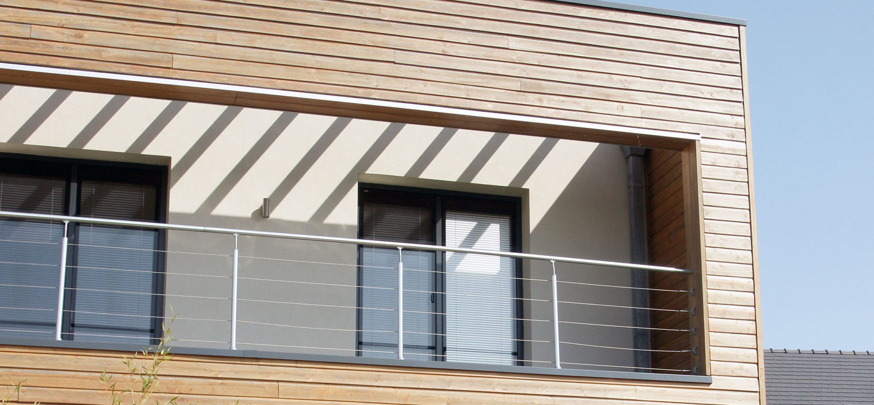 découvrez comment optimiser la ventilation naturelle en été avec des fenêtres ouvertes dans une maison passive pour maintenir une fraîcheur optimale tout en économisant de l'énergie.