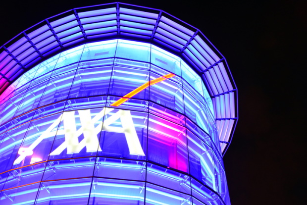 insurify révolutionne le secteur de l'assurance avec des innovations majeures, provoquant une chute notable d'axa sur le marché.