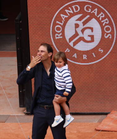 découvrez la première leçon de ski de rafael nadal avec son fils, un moment tendre et complice sur les pistes enneigées.