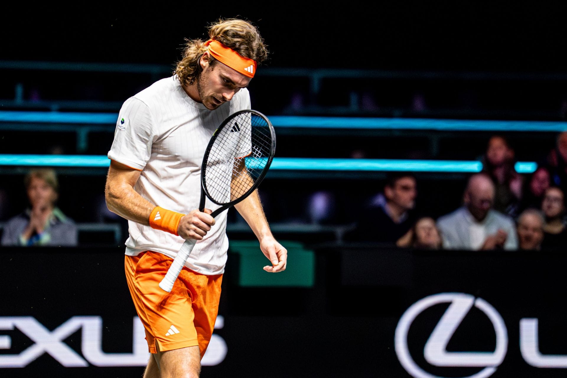 découvrez la première nuit festive inoubliable de tsitsipas en compagnie des légendes federer et nadal, une soirée remplie de moments exceptionnels et de célébrations tennis.