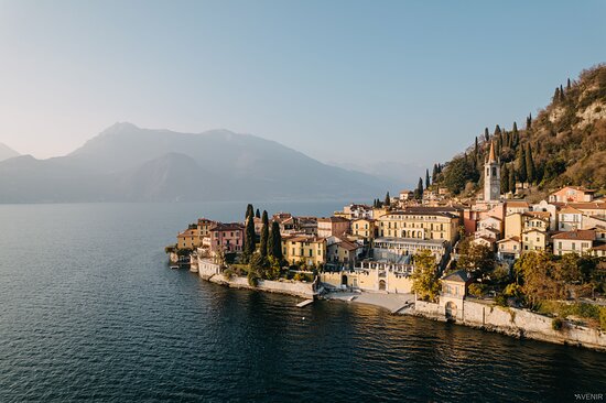 découvrez un week-end romantique au lac de côme, entre paysages enchanteurs, balades en bateau et dîners aux chandelles pour des moments inoubliables à deux.