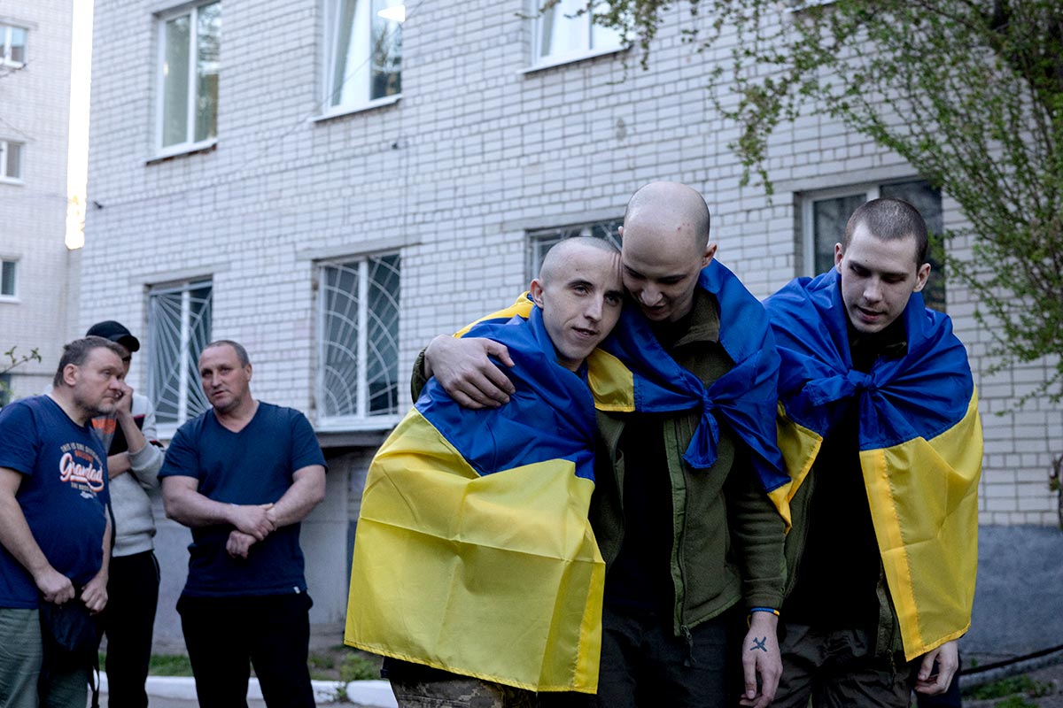 conflit en ukraine : un échange de prisonniers approuvé malgré les graves accusations de tortures portées contre la russie, impactant les tensions entre les deux pays.
