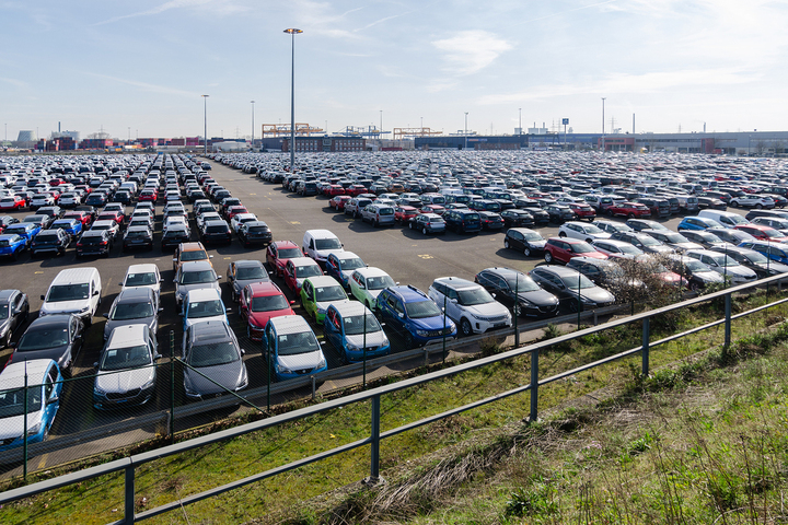 découvrez les récents licenciements chez tesla annoncés par elon musk et leurs impacts sur l'entreprise et ses employés.